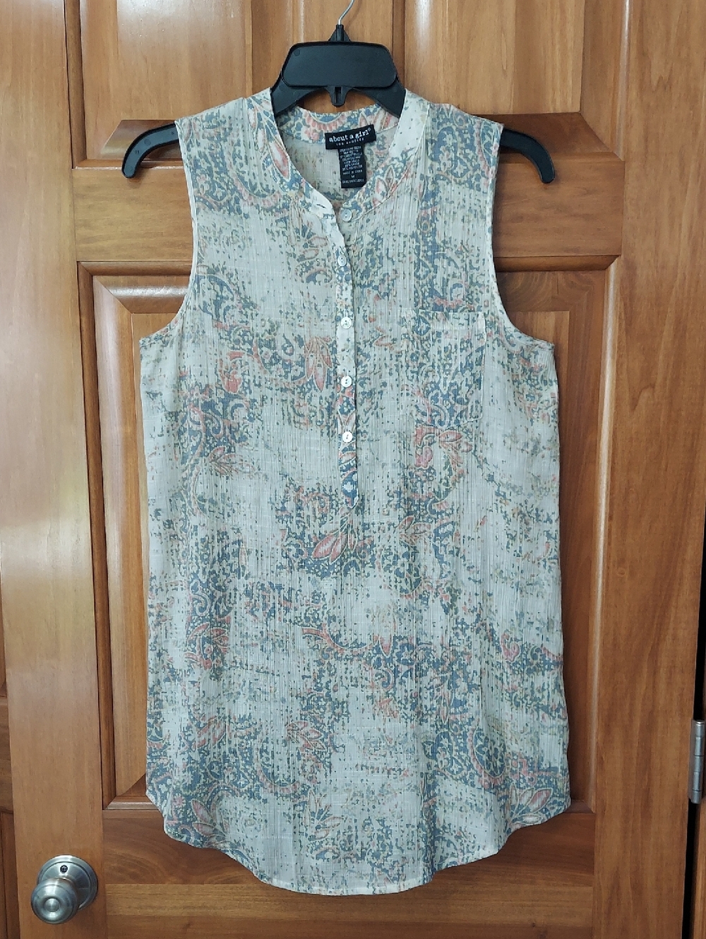 About A Girl Los Angeles Sleeveless Abstract Tunic Blouse, Size Medium, Like New